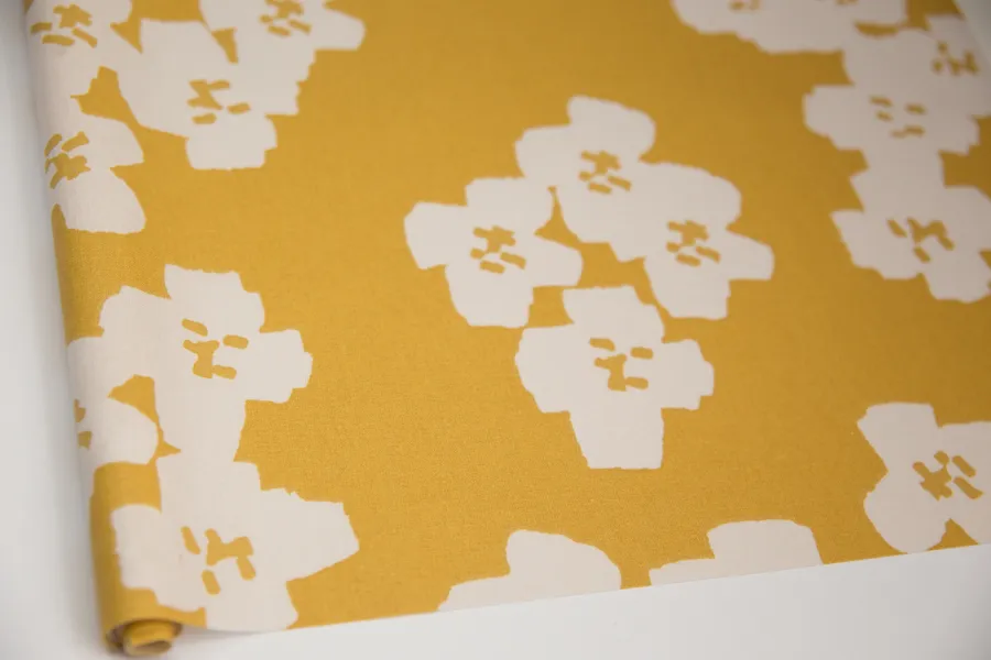 Coupon de coton enduit - Fleurs blanches fond jaune