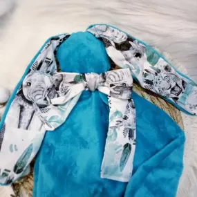 Joli doudou lapin bleu turquoise, lion et éléphant