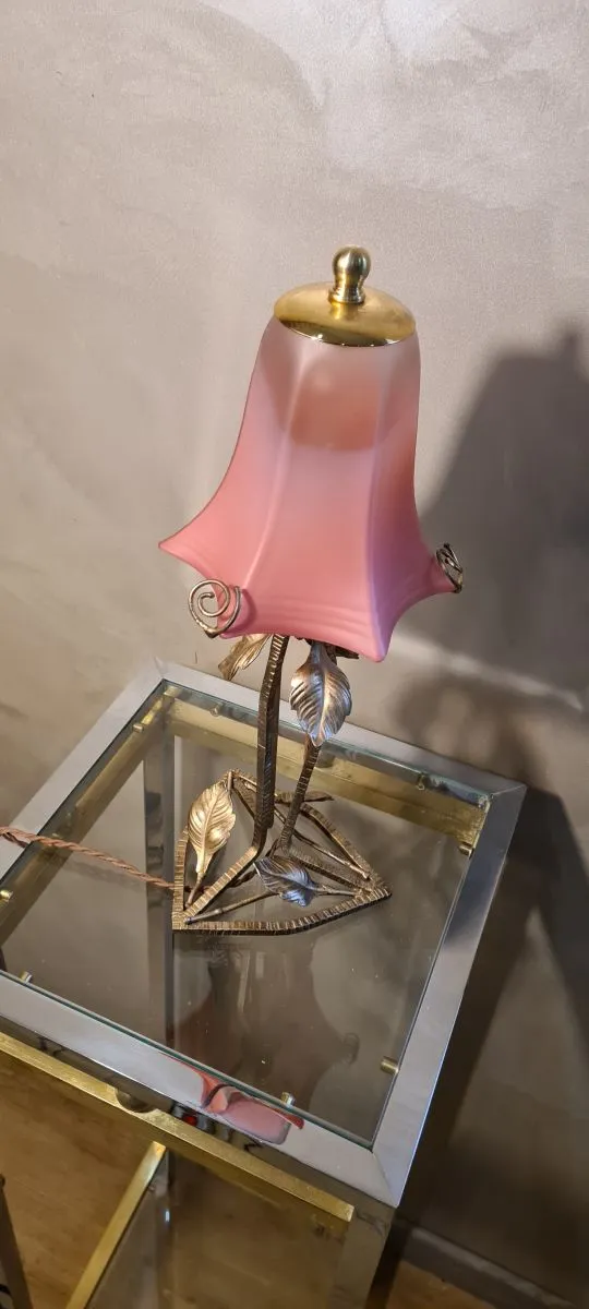 lampe fer forgé de 1920 a 30, avec patine or  avec jolie tul