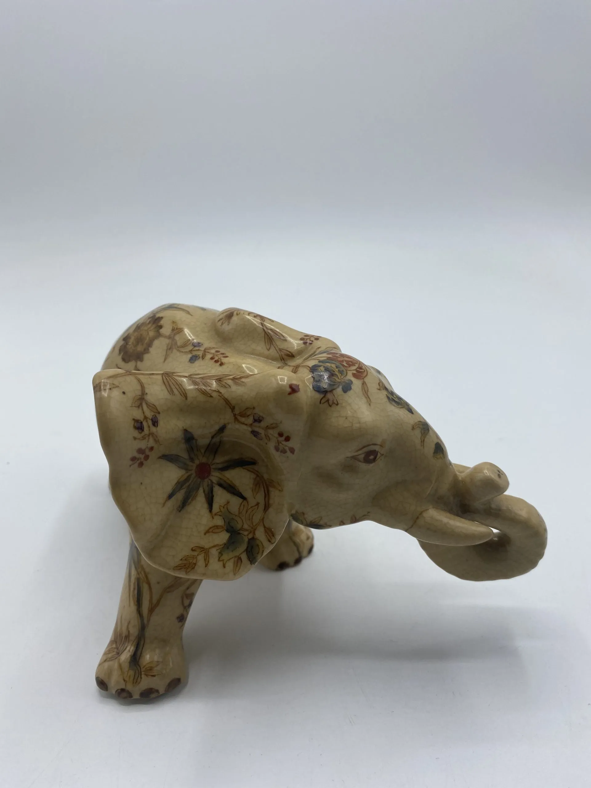 Petit éléphant en porcelaine vintage - Ressourcerie Histoires Sans Fin