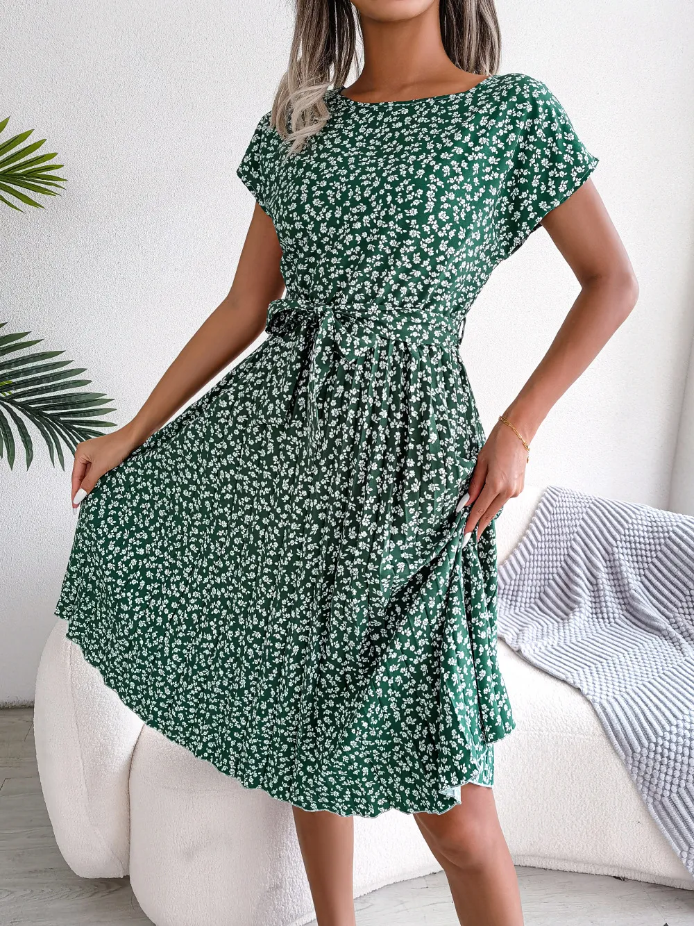Robe mi-longue fleurie verte chic et plissée | Tendance Fleurie