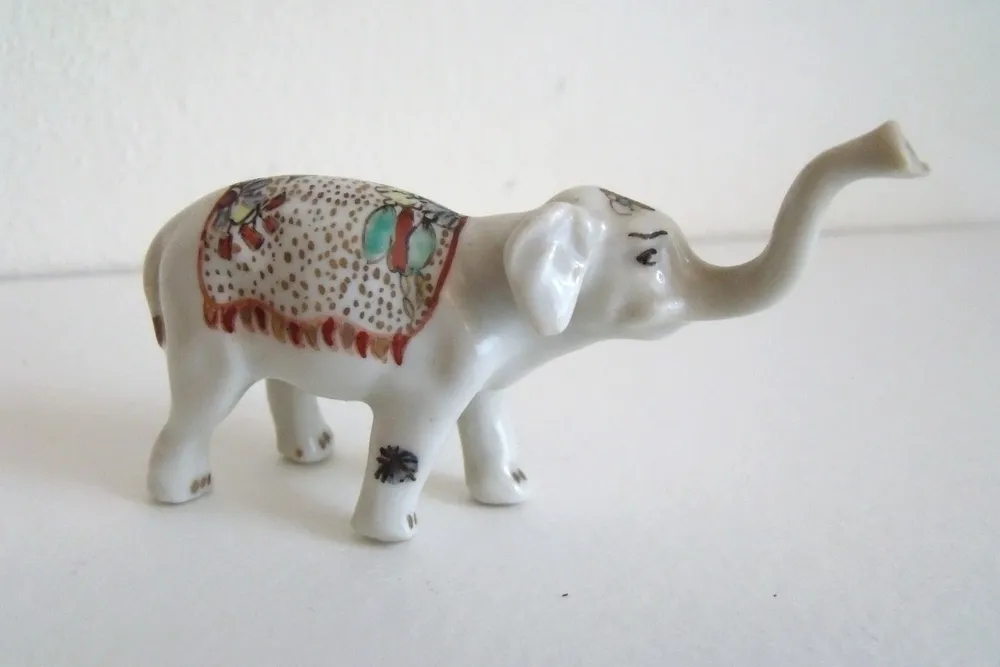 Statuette XIXème représentant un éléphant en porcelaine de Chantilly 