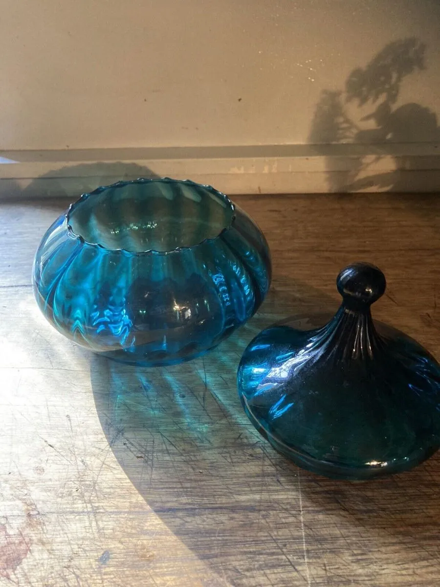 Ultra jolie bonbonnière, en verre bleu. Année 60
